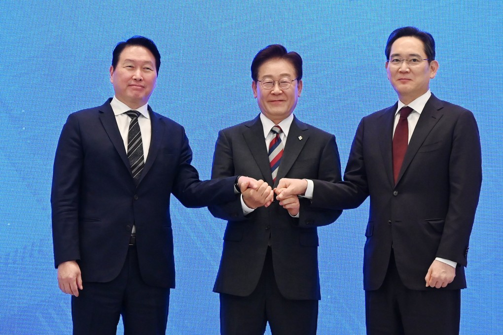 South Korean President Lee Jae Myung holds hands with Samsung Electronics chairman Lee Jae-yong (right) and SK Group chairman Chey Tae-won (left) after announcing the government’s three mega AI and semiconductor projects in Seoul on Monday. Photo: EPA