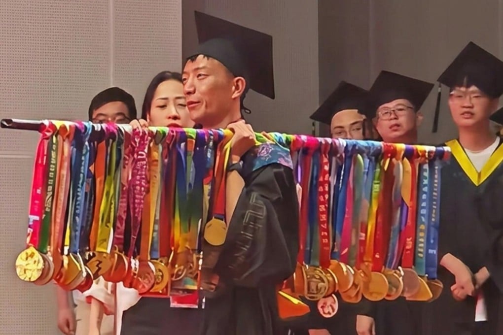 At his graduation, Jin Yanwei showcased over 70 marathon medals he earned in two years using a shoulder pole. Photo: Baidu