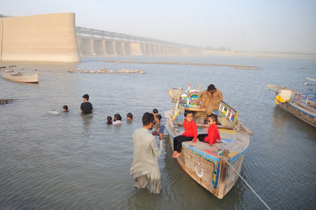 People cool down in the Indus River near Hyderabad, Pakistan, on May 1, 2025. Photo: EPA-EFE