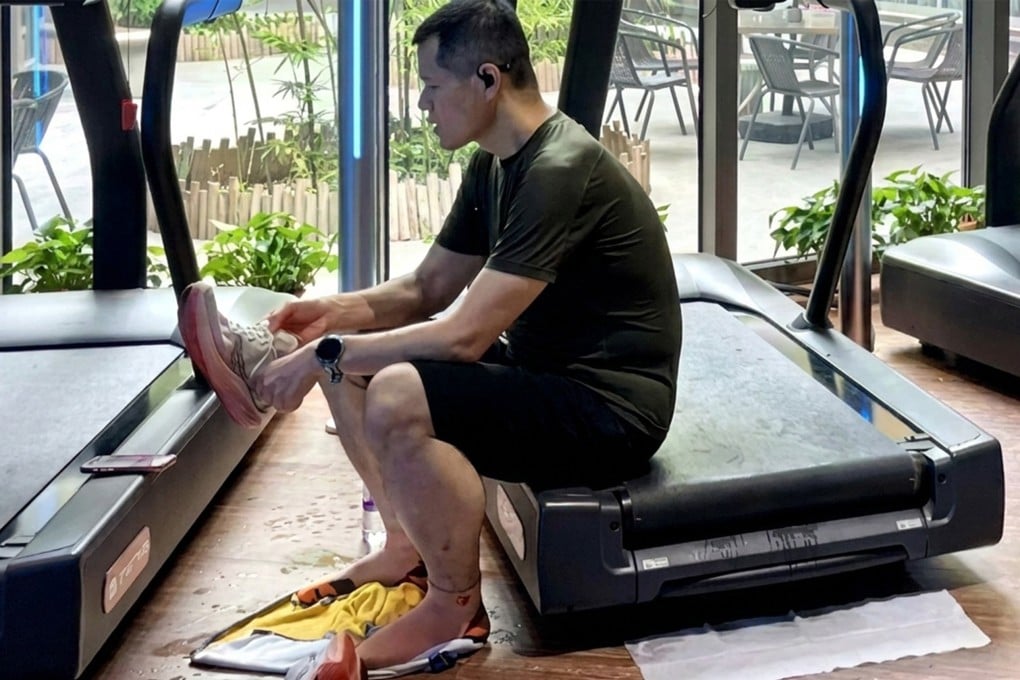 Shi, above, rests on a treadmill after a sweaty workout, unaware that multiple gym members have complained to management about his overwhelming body odour. Photo: Weibo