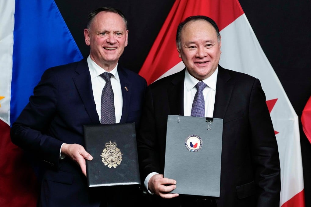 Canadian Minister of National Defence David McGuinty (left) and Philippine Secretary of National Defence Gilberto Teodoro take part in a signing ceremony in Ottawa on June 11. Photo: AP