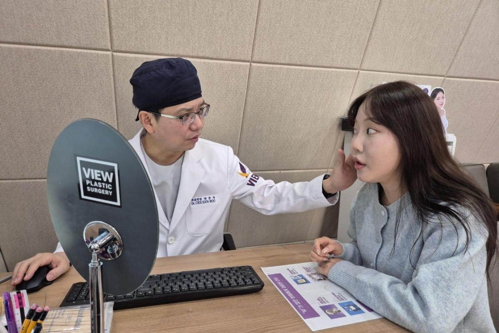 A surgeon and a patient at a clinic in Gangnam district, Seoul, on April 16. Photo: Korea Times