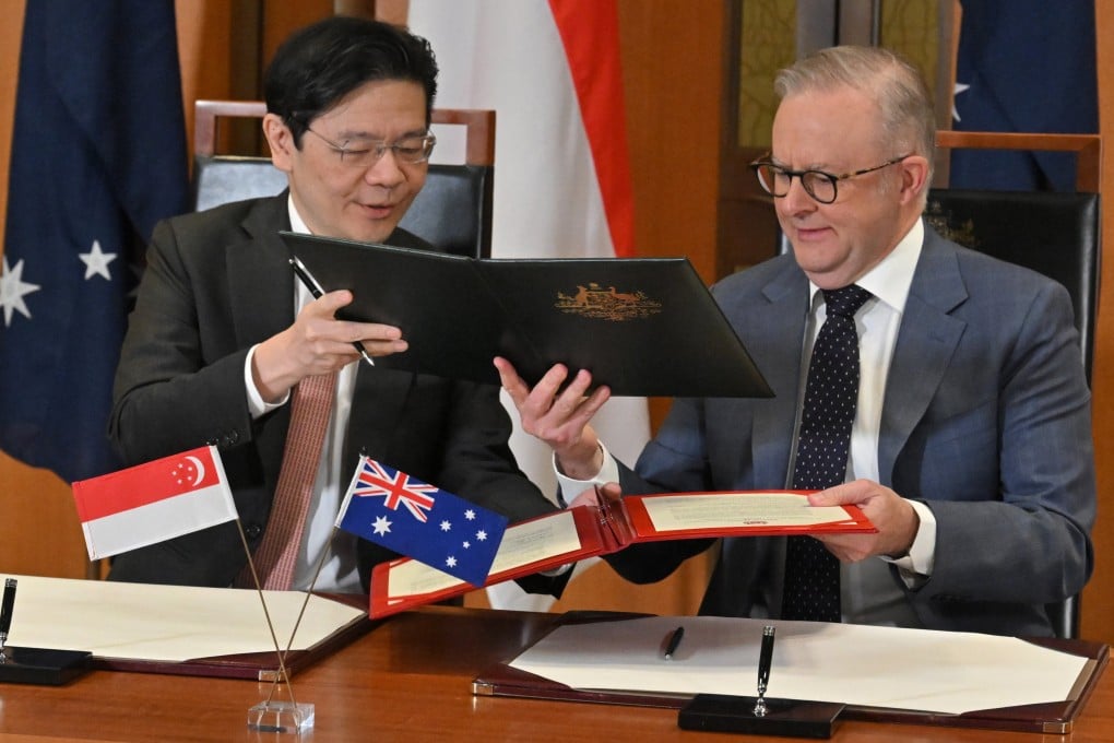 Australia’s Prime Minister Anthony Albanese (right) and Singapore’s Prime Minister Lawrence Wong sign a Comprehensive Strategic Partnership Agreement during a meeting in Canberra on October 8, 2025. Photo: EPA