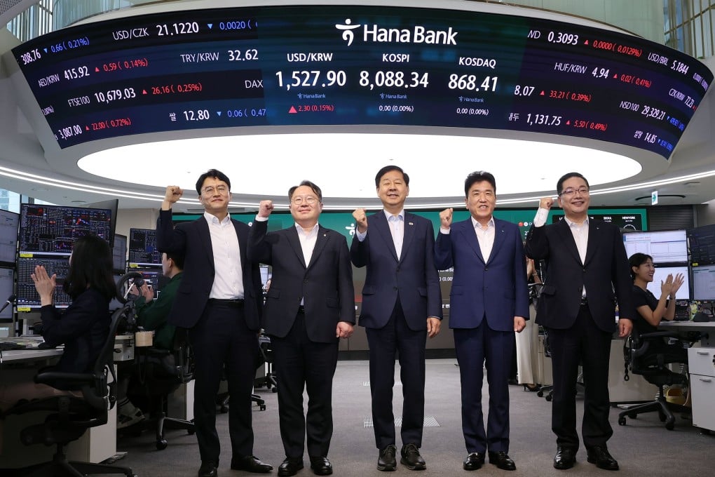 South Korean Finance Minister Koo Yun-cheol (centre), poses for a group photo during the launch of a 24-hour trading system for the won and US dollar on Monday. Photo: Yonhap/EPA