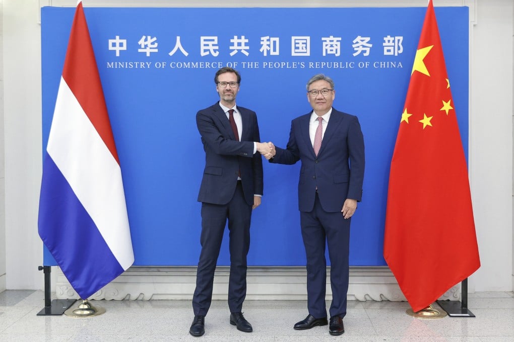 The Netherlands’ trade minister, Sjoerd Sjoerdsma (left), shakes hands with China’s commerce minister, Wang Wentao, in Beijing on Tuesday. Photo: Ministry of Commerce