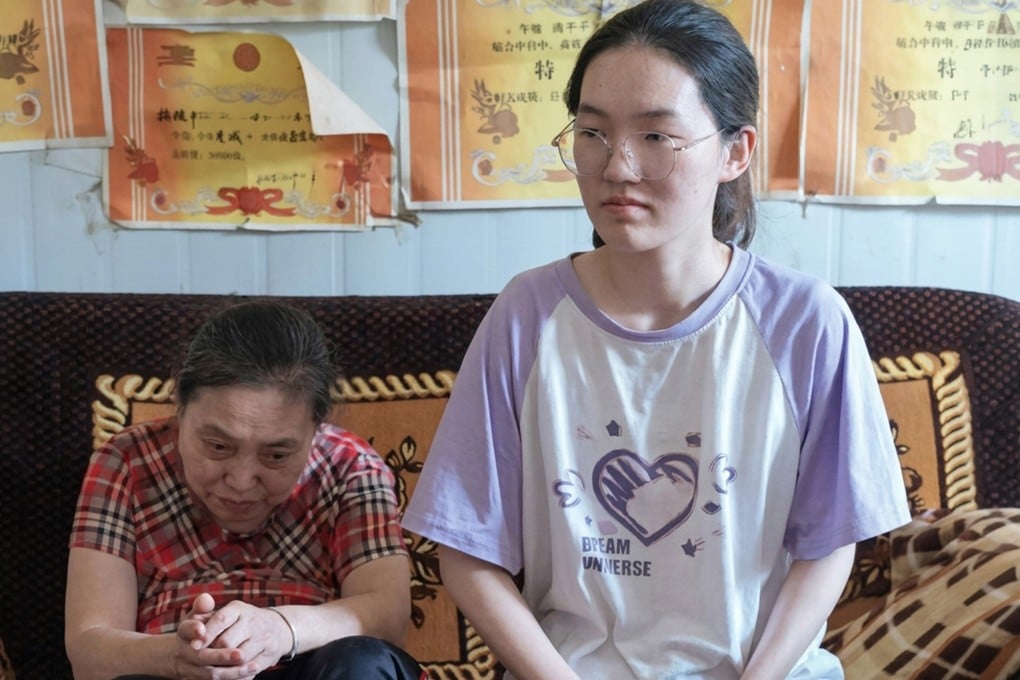 Han Yaping from a modest background in Henan scored an impressive 699 on the gaokao exam, attracting numerous live-streaming influencers to her home. Photo: Douyin