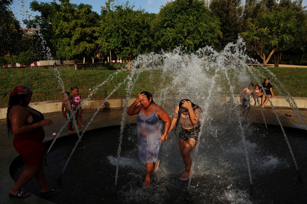 People cool off in a fountain at Madrid Rio park during a heatwave in Madrid, Spain, on July 8. Photo: Reuters