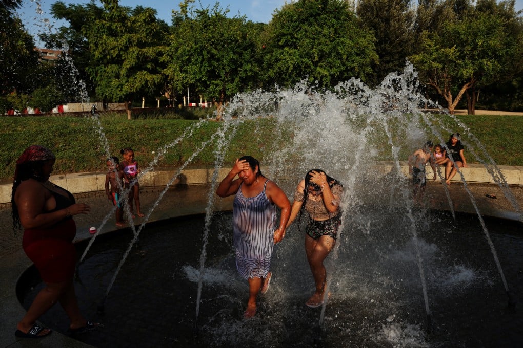 People cool off in a fountain at Madrid Rio park during a heatwave in Madrid, Spain, on July 8. Photo: Reuters
