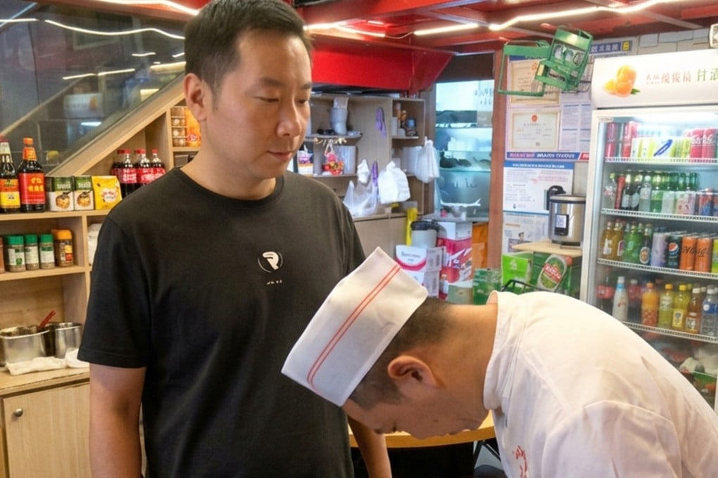 Henan restaurant owner Liang earned national praise for forgiving a chef whose mistake nearly destroyed his business and the offending staff was seen bowing in the photo above. Photo: Douyin