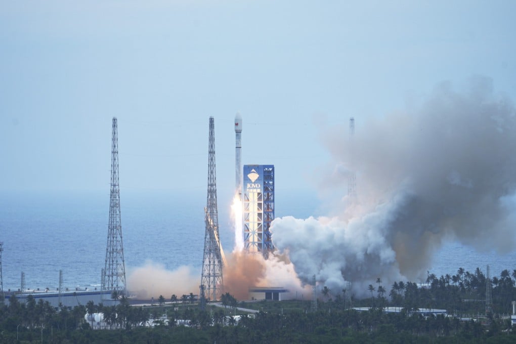 A Long March-12 rocket carrying low-orbit internet satellites blasts off from a commercial spacecraft launch site in south China’s Hainan Province, June 17, 2026. Photo: Xinhua