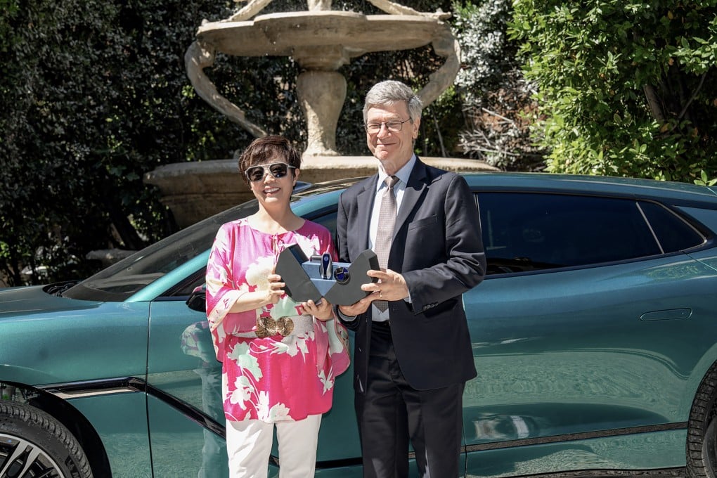 Jeffrey Sachs pictured in Rome with Stella Li, executive vice-president of BYD, which provided him with an electric car. Photo: BYD