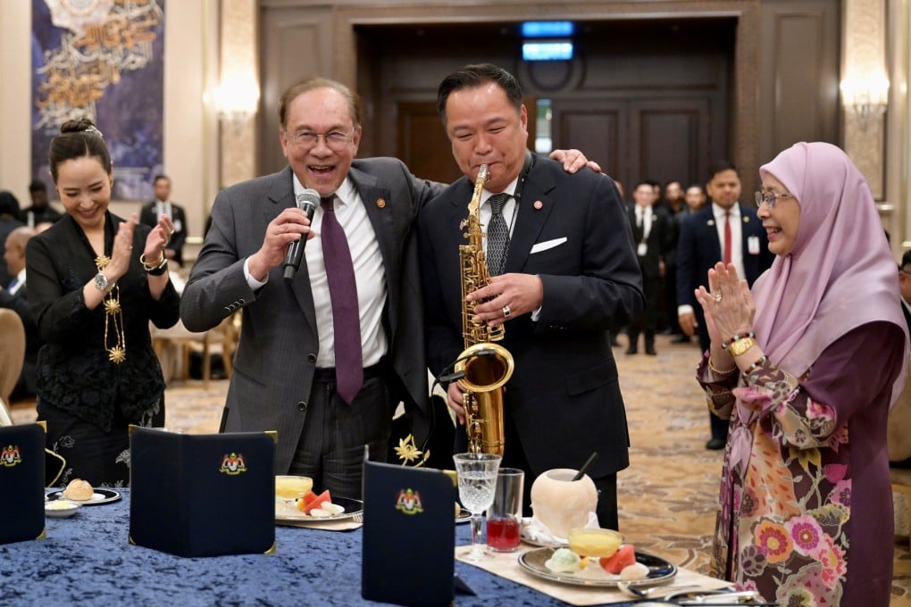 Malaysian Prime Minister Anwar Ibrahim (second from left) sings while his Thai counterpart Anutin Charnvirakul plays saxophone at the Federal Government office in Putrajaya on Thursday. Photo: The Thai government spokesman office via AP