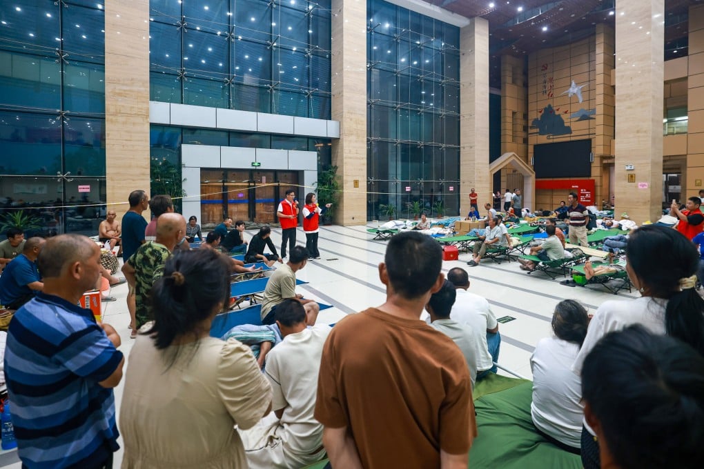 Residents take shelter in Yueqing city in Zhejiang province. Photo: Xinhua