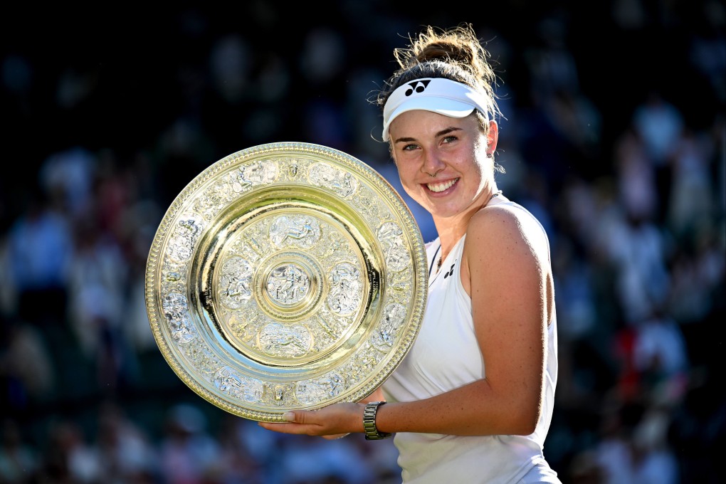 Linda Noskova poses with the Venus Rosewater Dish after overcoming Karolina Muchova in a dramatic Wimbledon final. Photo: Xinhua
