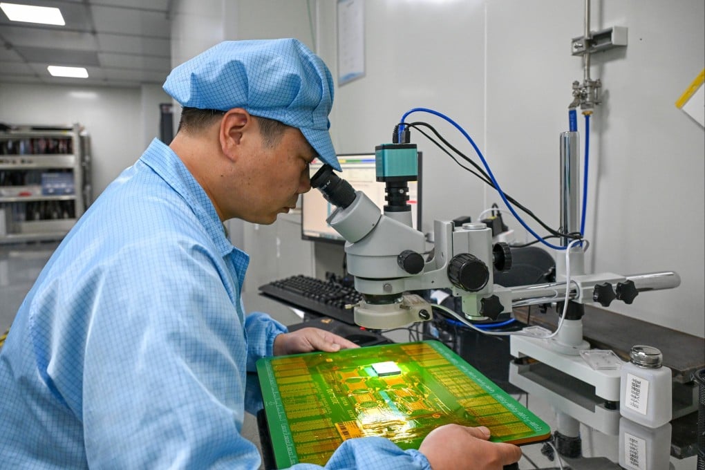 A staff member tests chips in a workshop at the Zhangjiang Hi-Tech 895 Incubator in Shanghai’s Pudong New Area on July 8. Photo: Xinhua