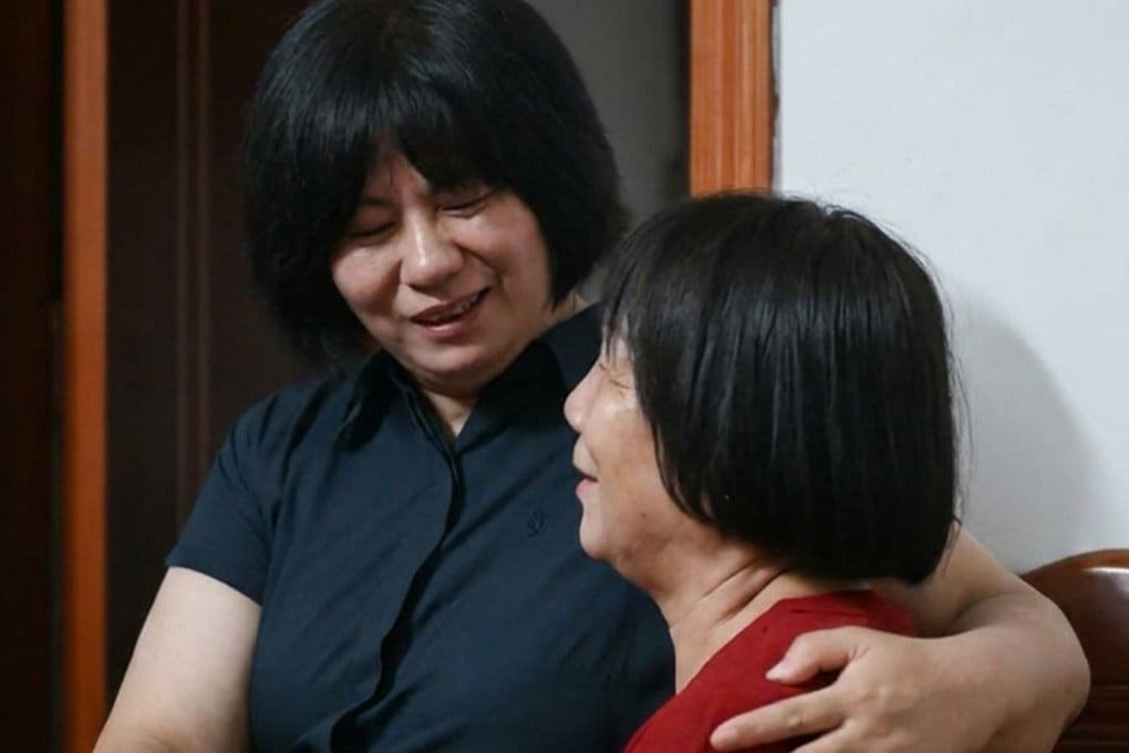 After her colleague, a Hunan police officer, died rescuing drowning victims, Zhu, left, anonymously supported his grieving parents for two decades. The photo shows Zhu with the deceased's elderly mother. Photo: ycwb.com