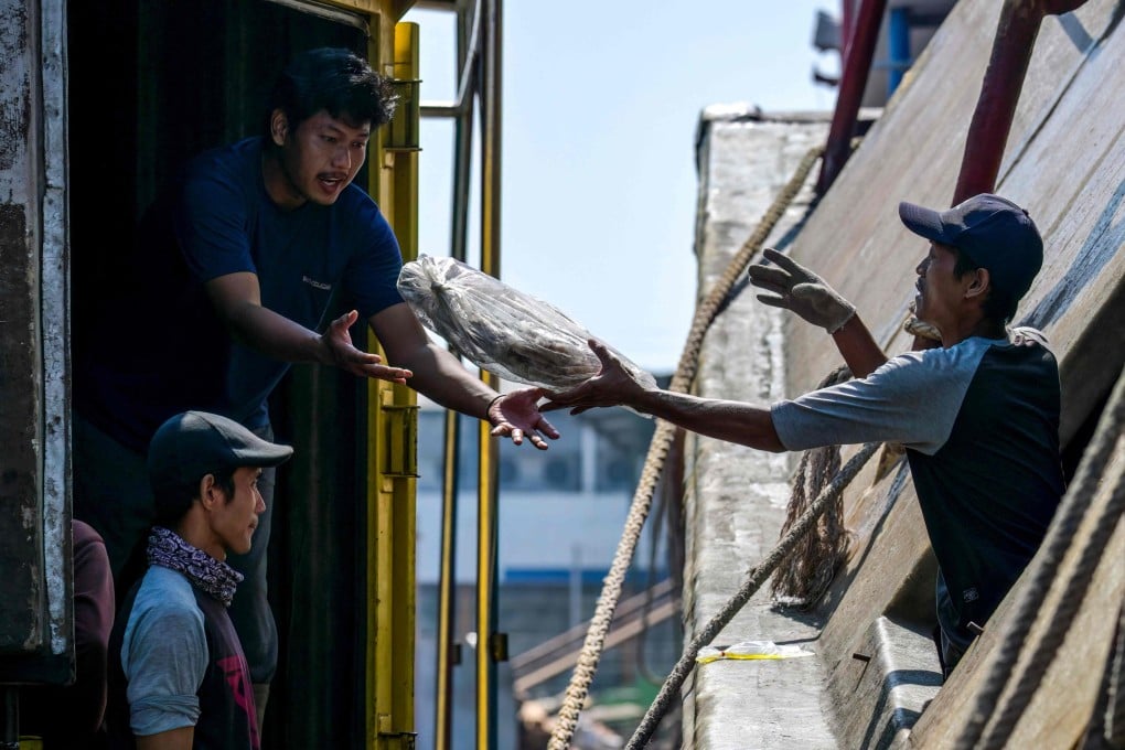 Crew members unload their catch at the Nusantara Fishing Port in Kejawan-Cirebon, West Java, on June 11. Photo: AFP