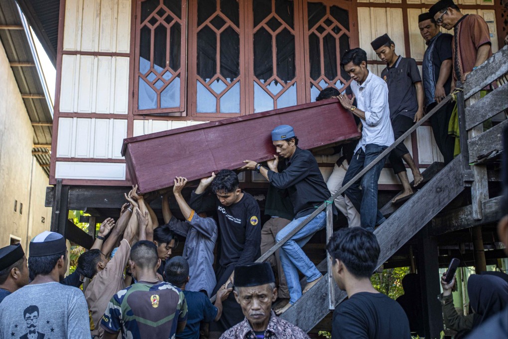 Relatives carry a coffin in Polewali Mandar, Indonesia in 2023, during the funeral for a victim of the explosion of a smelting furnace at a Chinese-owned nickel plant on Sulawesi island. Photo: AP