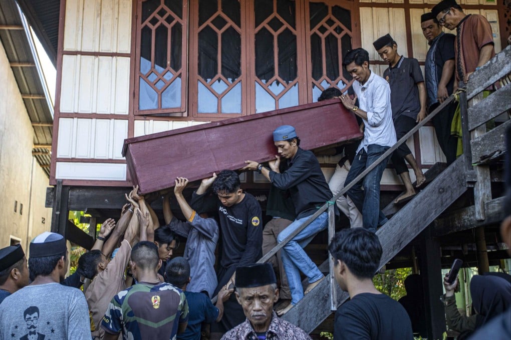 Relatives carry a coffin in Polewali Mandar, Indonesia in 2023, during the funeral for a victim of the explosion of a smelting furnace at a Chinese-owned nickel plant on Sulawesi island. Photo: AP