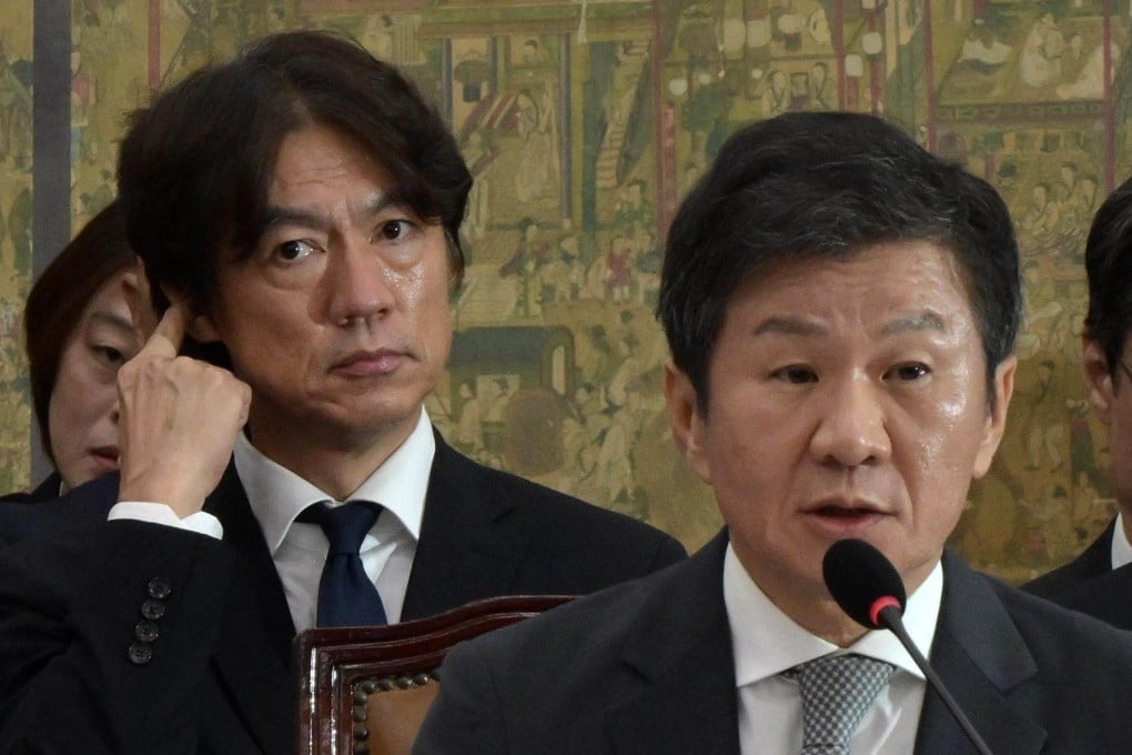 Chung Mong-gyu (right) and former national team head coach Hong Myung-bo (left) received plenty of criticism after South Korea's dismal World Cup performance. Photo: Korea Times