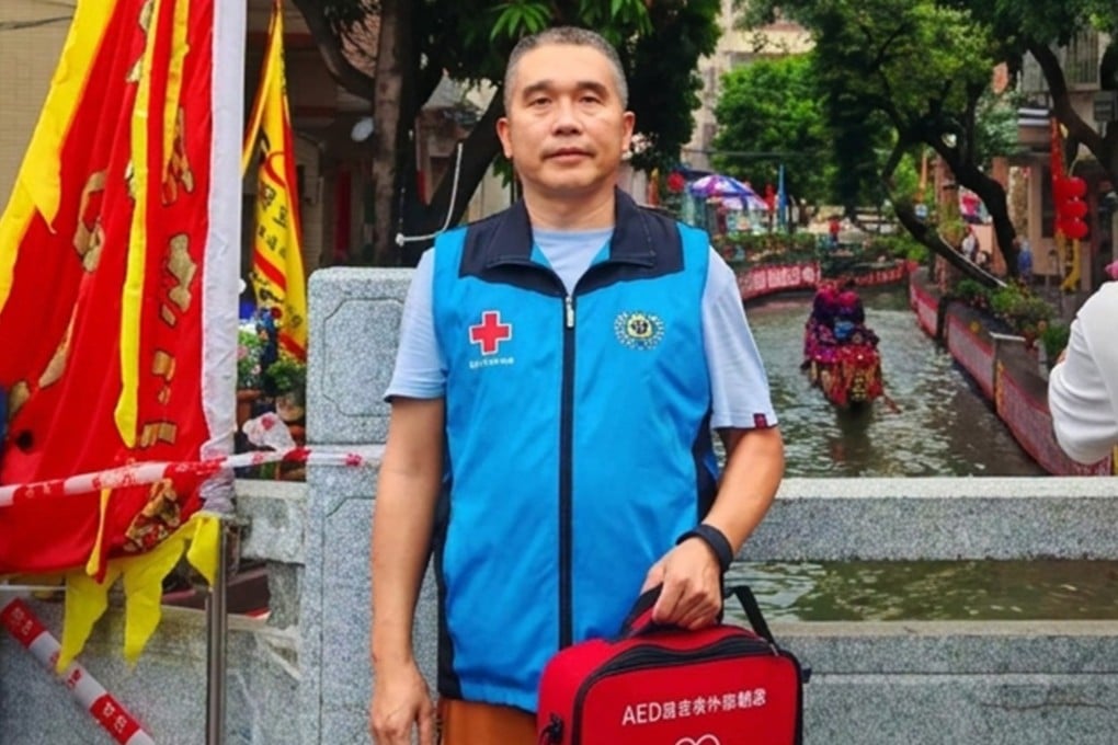 Equipped with a dedicated emergency smartphone linked directly to dispatch, a Chinese ride-hailing driver assists Foshan's medical teams by rushing to emergency scenes and saving critical patients. Photo: southcn.com