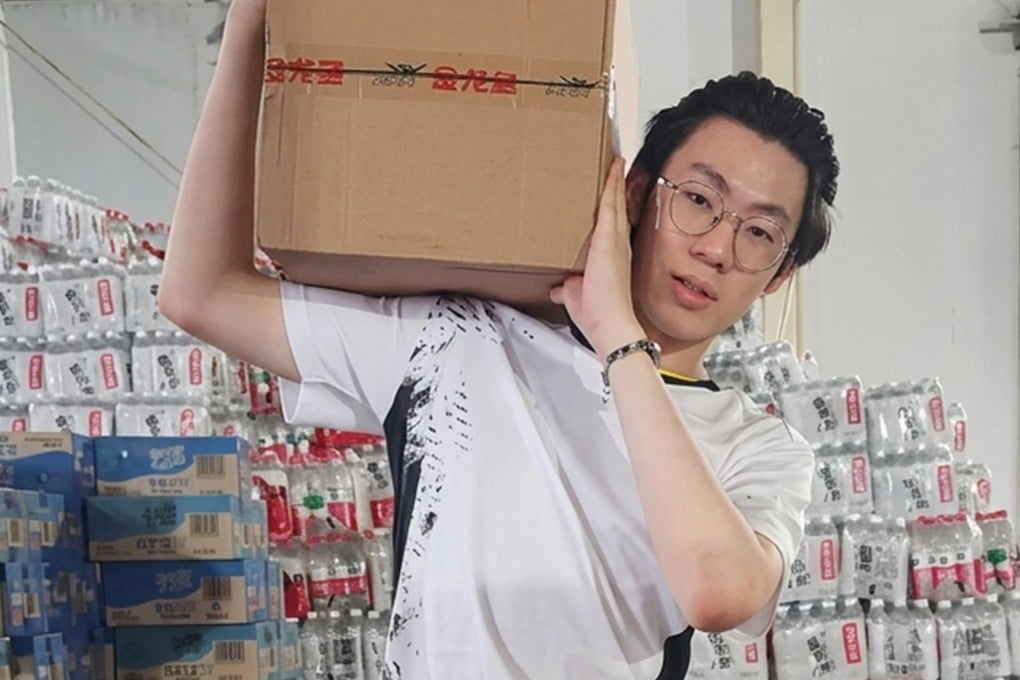 After completing his gaokao exam, a Shanghai teenager told his parents he was heading out on a leisure holiday, but secretly embarked on a 13-hour journey to flood-stricken Guangxi with a friend. Photo: QQ.com