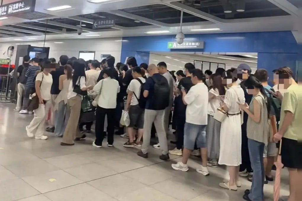 After Shenzhen's local government tightened security on the city's subway, long queues were seen as travellers went through checks. Photo: Sohu