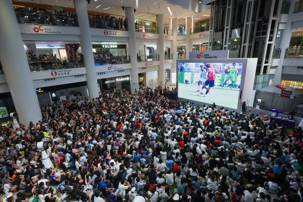 More than 1,000 soccer fans packed the Olympian City shopping mall in Tai Kok Tsui as they cheered for their teams during the World Cup final match live broadcast between Spain and Argentina. Photo: Sun Yeung