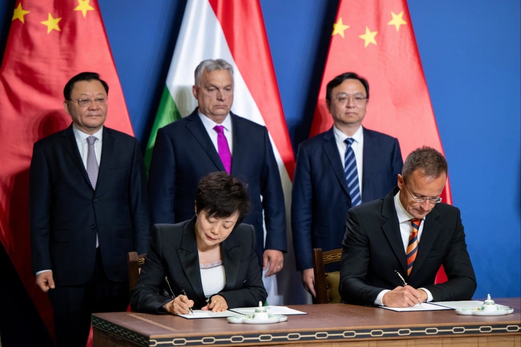 Then Hungarian foreign minister Peter Szijjarto and BYD executive vice-president Stella Li sign a contract in Budapest in May last year. Photo: Reuters
