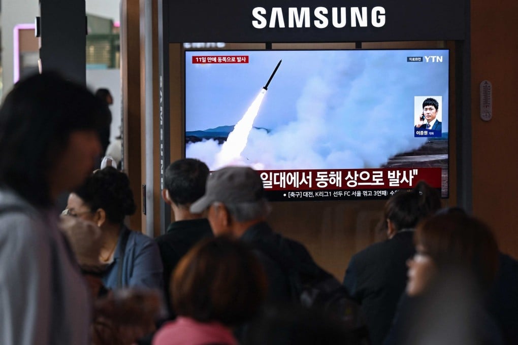 People in Seoul watch a news broadcast with file footage of a North Korean missile test, in April. 2026. Photo: AFP