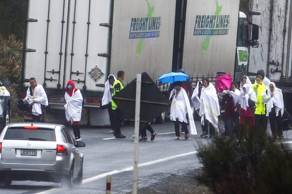 Survivors from a tourist bus crash walk along the highway in the Mamaku Ranges near Rotorua, New Zealand, on September 4. 2019. A bus carrying a group of Chinese tourists crashed near the popular New Zealand tourist town. Photo: AP