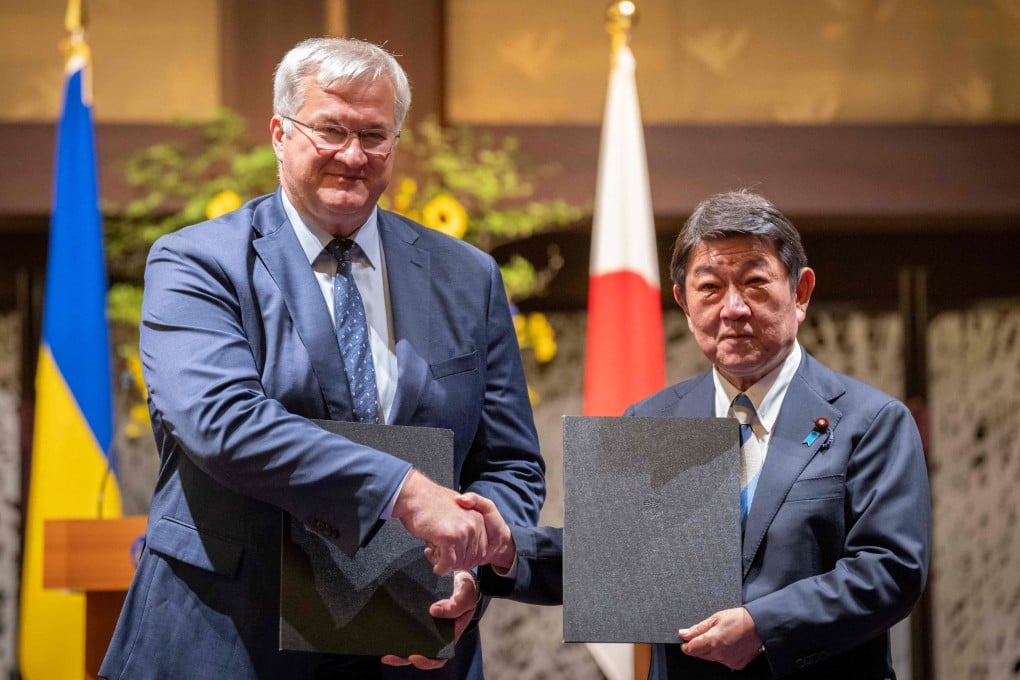 Japan’s Foreign Minister Toshimitsu Motegi and his Ukrainian counterpart pose after a signing ceremony in Tokyo on July 1. Photo: AFP