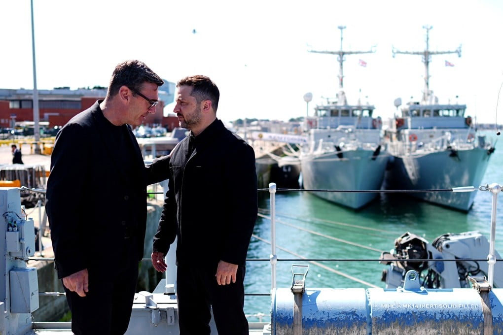 British Prime Minister Andy Burnham, left, speaks to Ukrainian President Volodymyr Zelensky as they view Ukrainian equipment at HM Naval Base in Portsmouth, Hampshire, UK on Monday. Photo: via Reuters