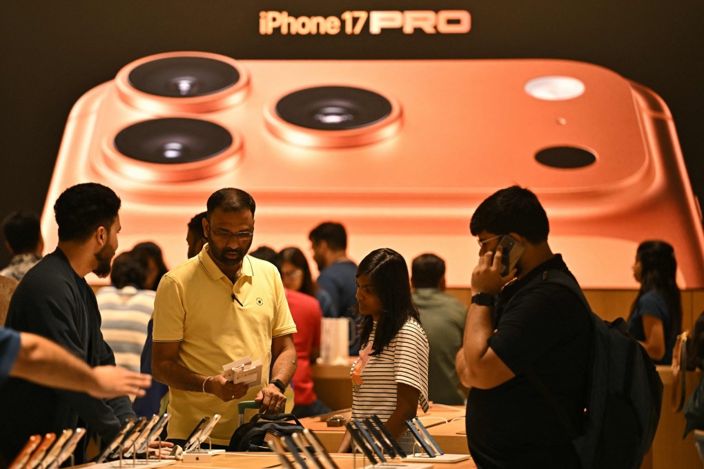 Customers purchase the newly launched iPhone 17 at Apple Hebbal, in Bengaluru on September 19, 2025. Photo: AFP