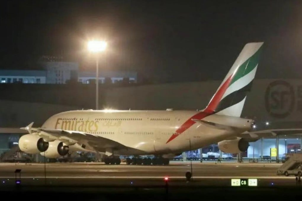 Emirates Flight EK302 from Dubai, in the United Arab Emirates, stranded on the tarmac at Hangzhou airport last week. Photo: mrjjxw.com
