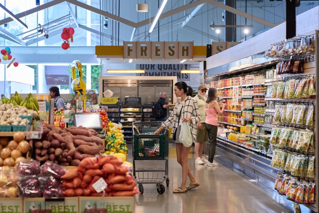 People shop for groceries at a store in Los Angeles, California in 2025. Consumer spending accounts for more than two-thirds of US economic activity. Photo: EPA