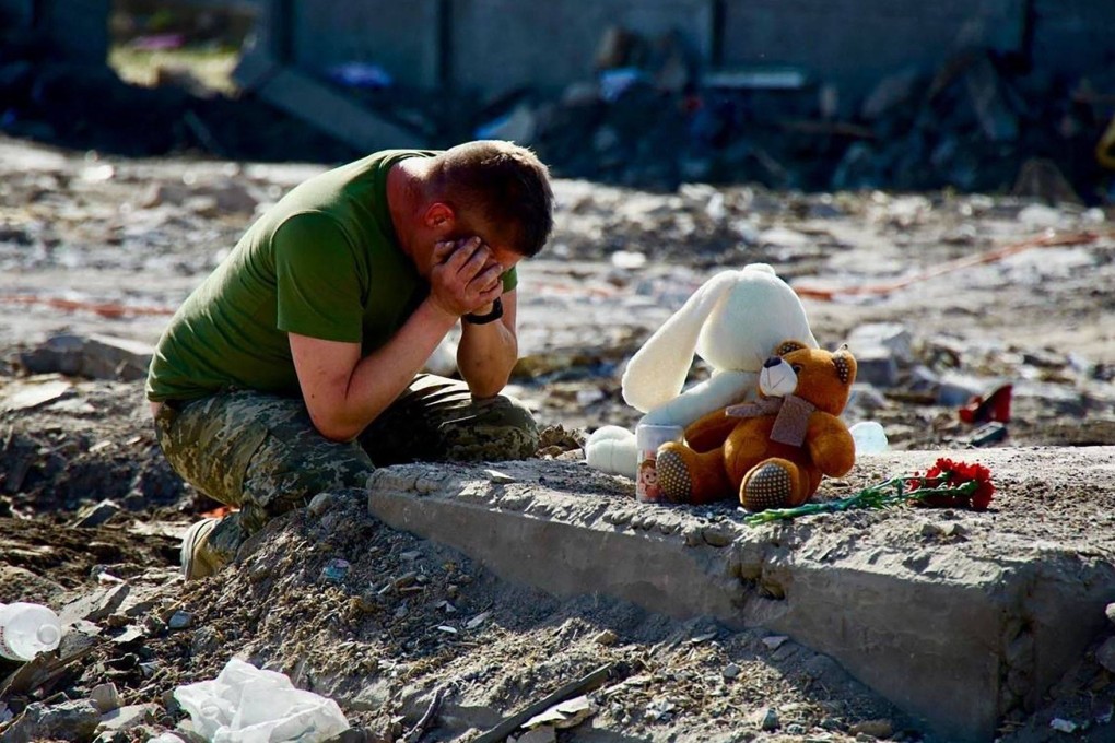 A man mourns at the site of a destroyed house following an air attack in Radushne, Ukraine's Kryvyi Rig region. Photo: Dnipropetrovsk Regional Military Administration via AFP