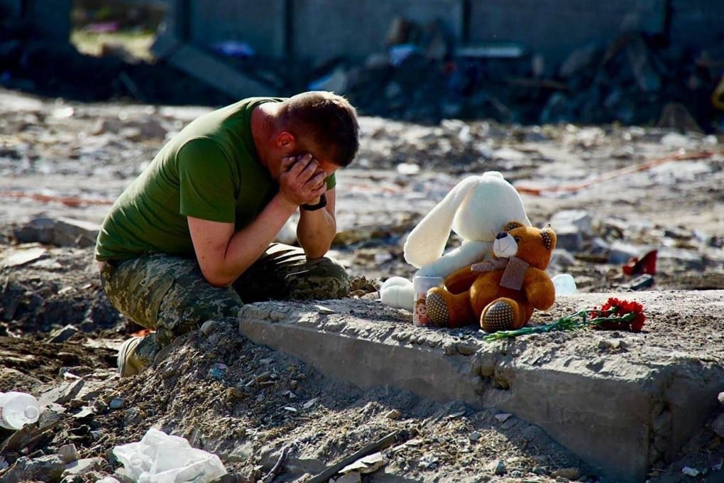 A man mourns at the site of a destroyed house following an air attack in Radushne, Ukraine's Kryvyi Rig region. Photo: Dnipropetrovsk Regional Military Administration via AFP
