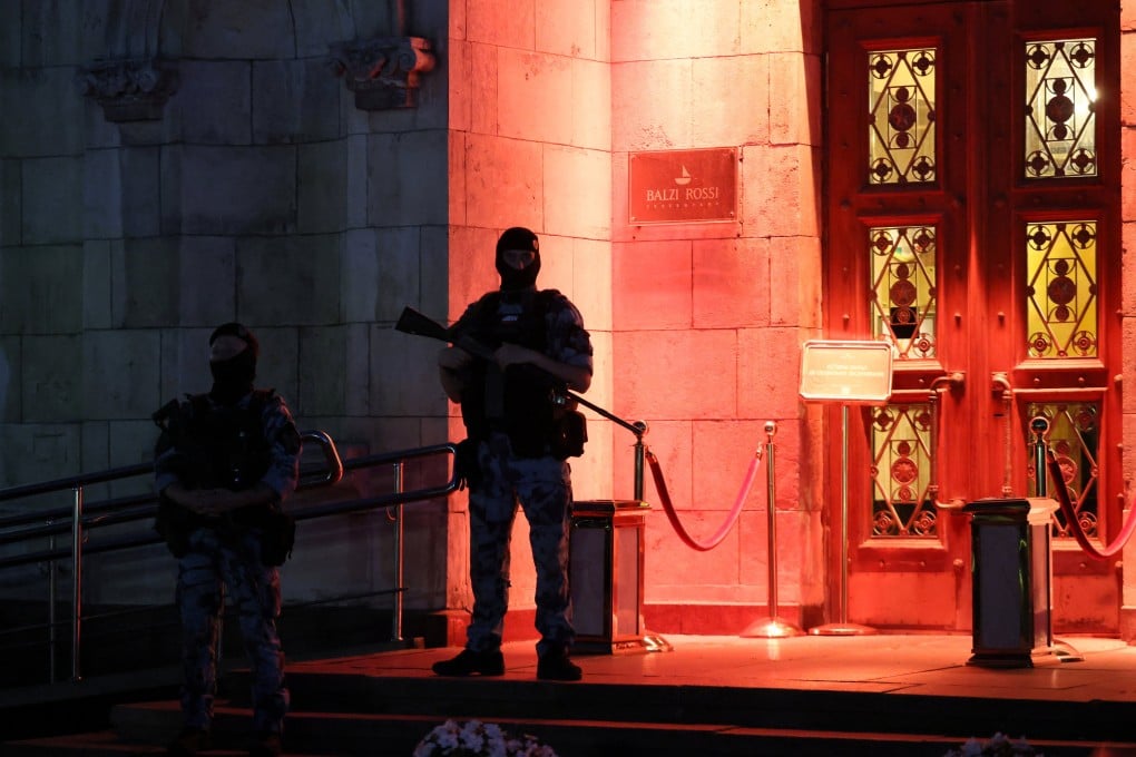 Police officers stand guard at the site of an explosion at a restaurant in central Moscow, Russia on Saturday. Photo: Reuters
