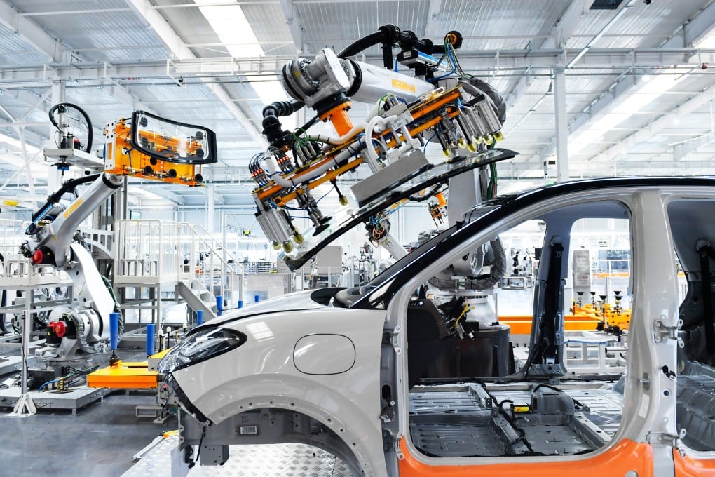 Robots install windshields at a SAIC-GM plant in Liuzhou, in China's Guangxi Zhuang autonomous region. Photo: Xinhua