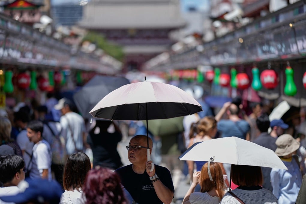 People use umbrellas to protect themselves from the scorching heat in Japan. Photo: AP