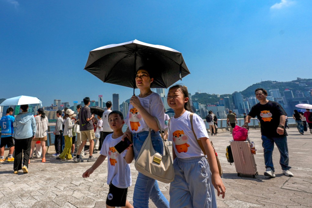 Tourists visit Tsim Sha Tsui in scorching weather. Photo: Jelly Tse