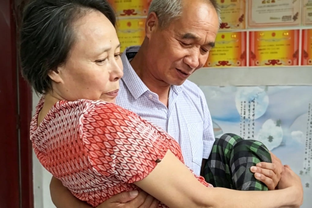 For 25 years, a devoted Chinese man has been caring for his wife, who suffers from severe paraplegia after a tragic fall from a cliff. Photo: Sohu