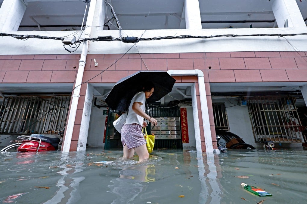 कई इलाकों में सड़कें पानी में डूब गईं। शंघाई सरकार ने शहर के कुछ हिस्सों में 30 सेंटीमीटर तक पानी जमा होने की आशंका जताई है।
