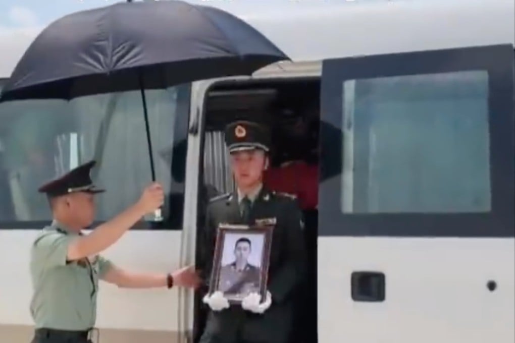 Chinese media say paratrooper Xia Shiyuan, from Huaiyuan county in eastern Anhui province, encountered an emergency shortly after leaving his mid-air aircraft during a scheduled exercise in Golmud, Qinghai province, on May 27. Photo: Weibo/合新闻