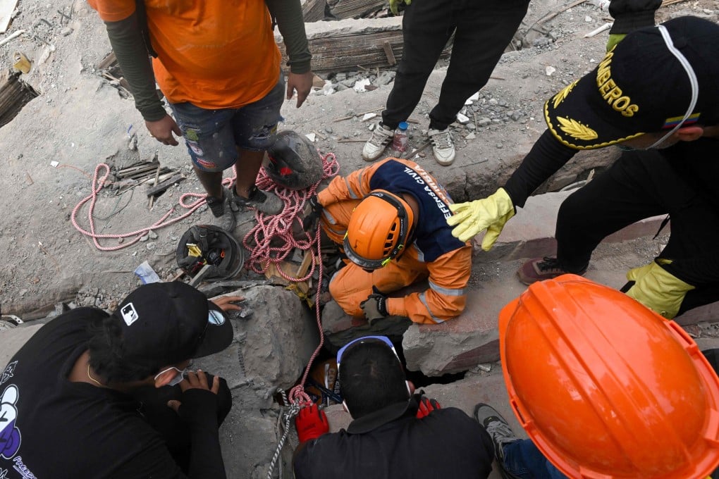 Rescuers search for survivors in the rubble of a collapsed building in Cali, Colombia, on Wednesday, two days after a powerful earthquake killed more than 200 people. Photo: AFP