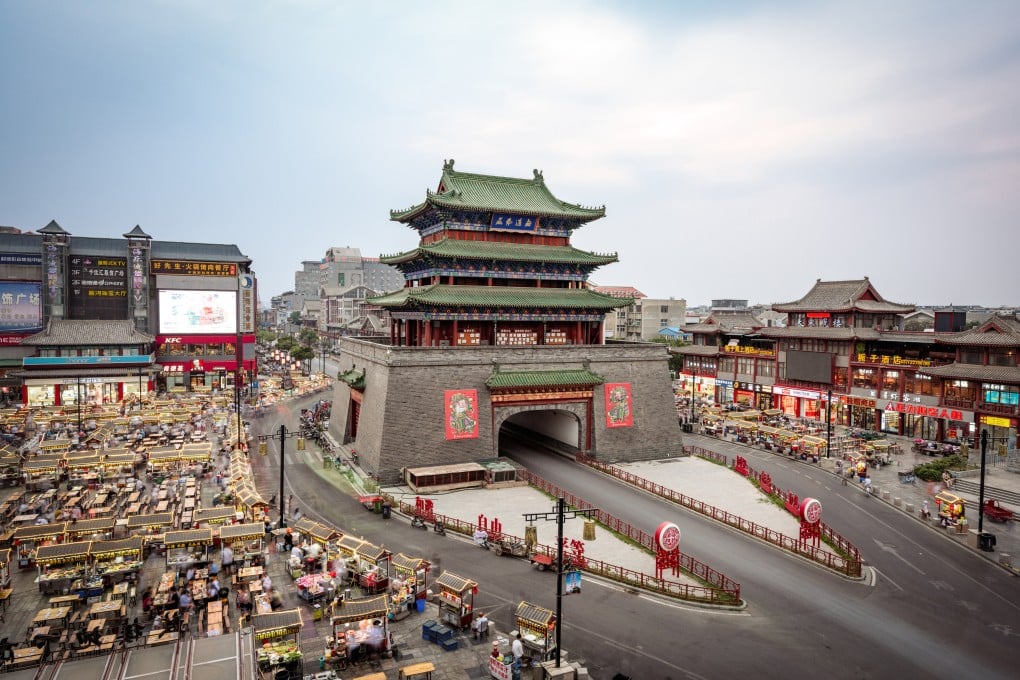 The setting-up of
the night market at Drum
Tower Square, in Kaifeng,
Henan province. Photo: Getty Images