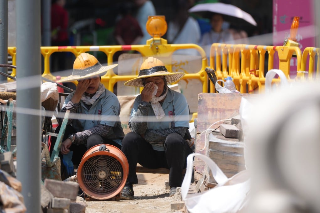 Construction workers rest during extremely hot weather in To Kwa Wan on August 10. The Wet Bulb Globe Temperature reflects solar radiation more accurately than the Hong Kong Heat Index and should be used to assess heat stress for outdoor workers. Photo: Sam Tsang