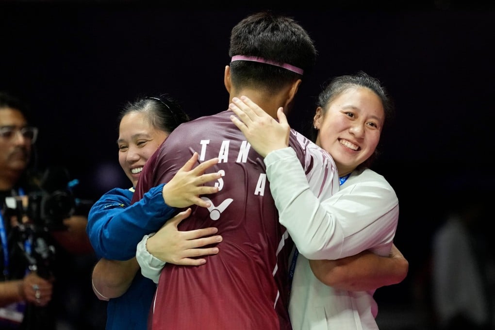 Garret Tan is hugged by US manager Paula Lynn (left) and teammate Lauren Lam after his world championships win over India’s Lakshya Sen on Wednesday. Photo: AP