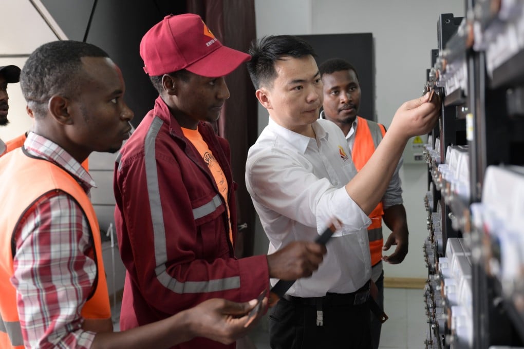 An engineer guides local staff members on backup power replacement for the communication system at Mtito Andei Station on the Mombasa-Nairobi Standard Gauge Railway in Kenya on July 23. Photo: Xinhua